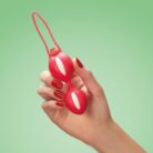 SMARTBALLS-DUO-Kegel-Ball-Pink-Handshot_1800x1800_141e6129-a387-4b9e-8473-0405c7ee9b5b